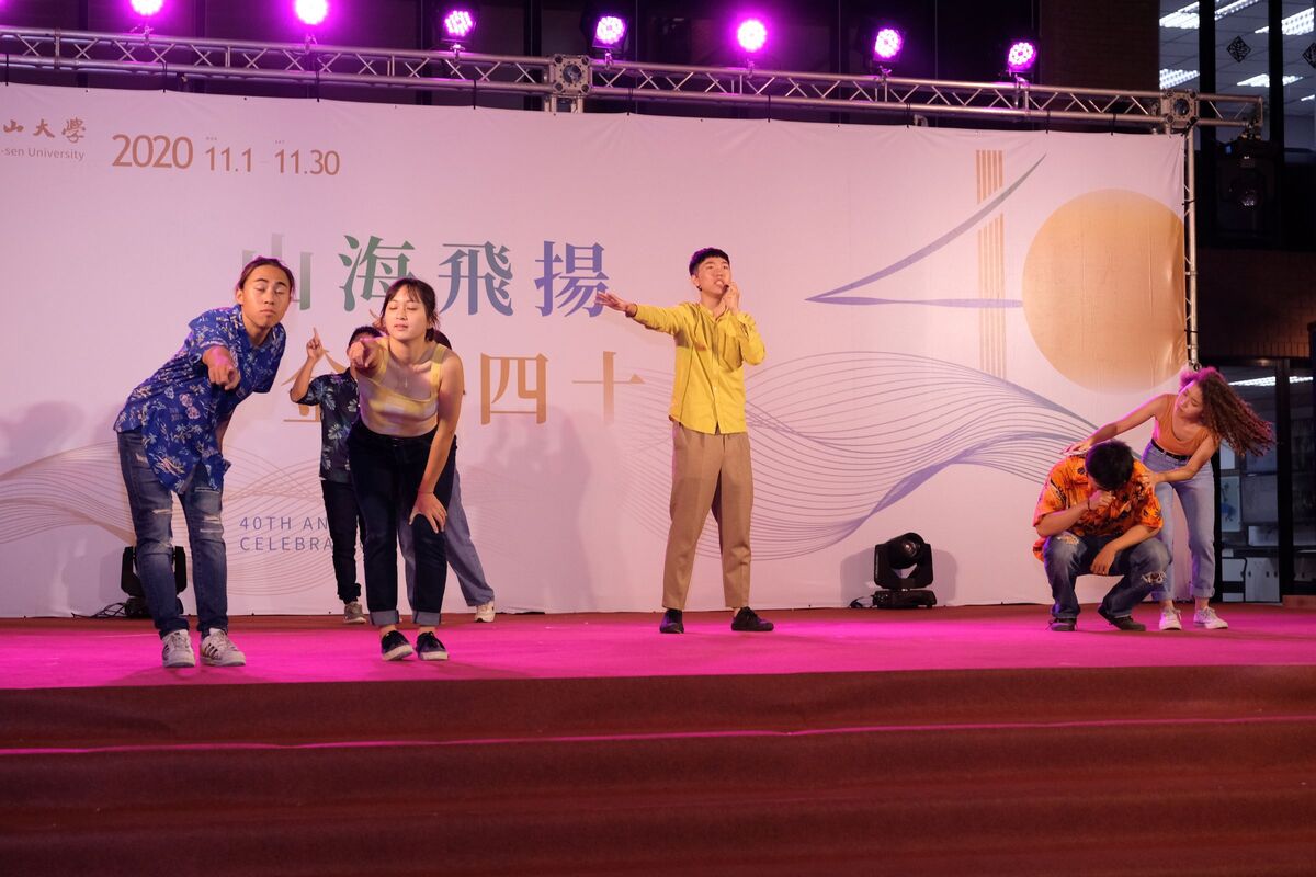 文學院演出40週年校慶原創音樂劇《文院廣場跳街舞》。圖片