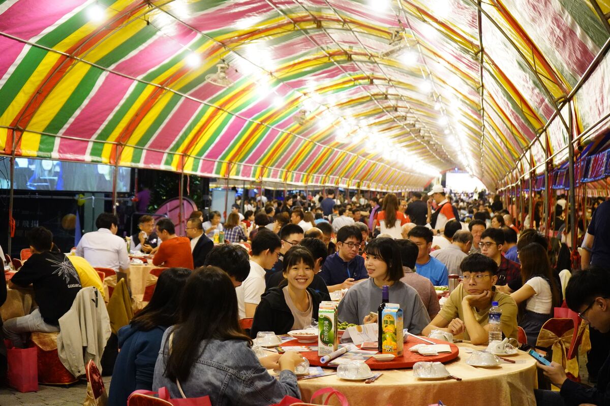40週年慶生餐會計2千多位校友參加，各屆校友熱絡互動交流。圖片