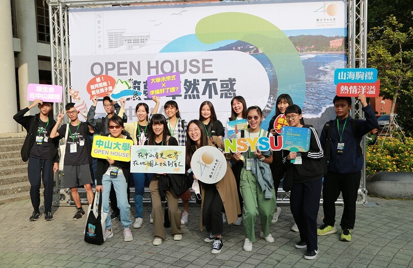 國立中山大學今（28）日舉辦「Open House西灣築夢 卓然不惑」」一日中山人活動，邀請北中南、離島地區及「非山非市」等51所國高中職逾5百名學生、家長及社區民眾，來校修習18門專業課程和8門體驗課程。圖片