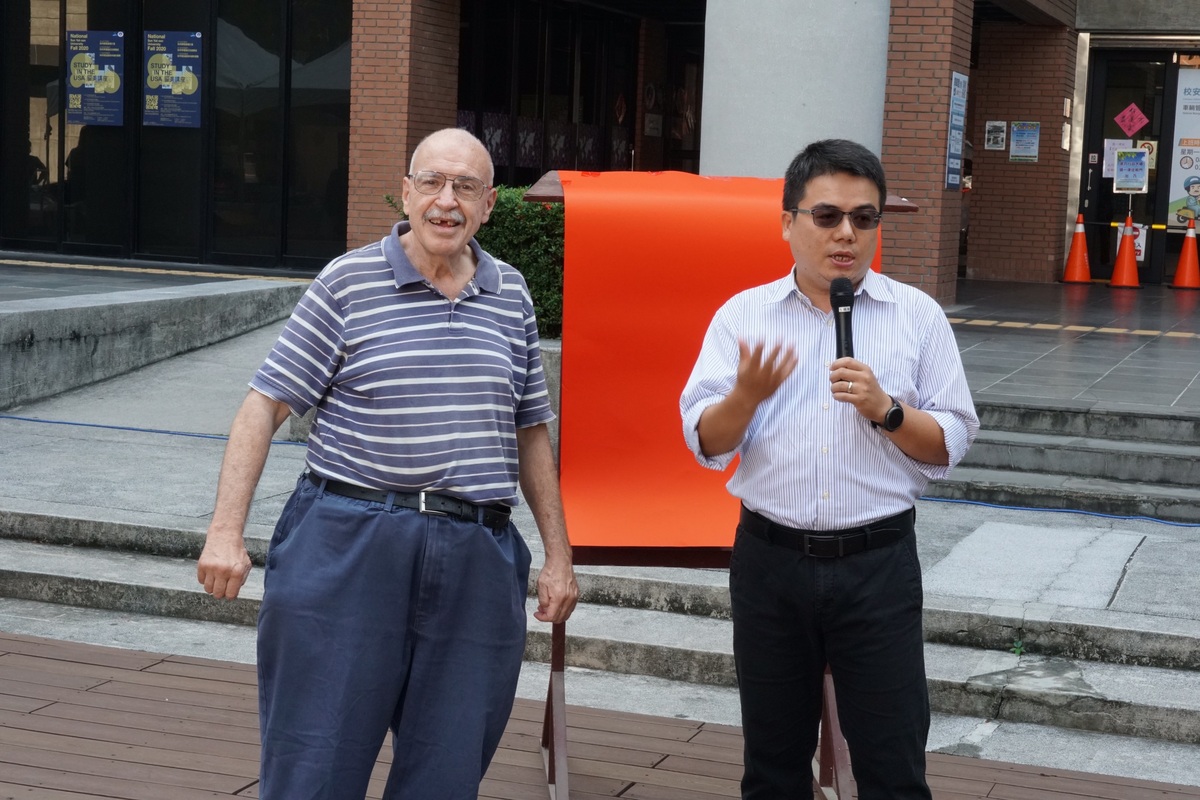 校慶系列報導》獲批建校公文重現　校史檔案菩提樹廣場展出圖片
