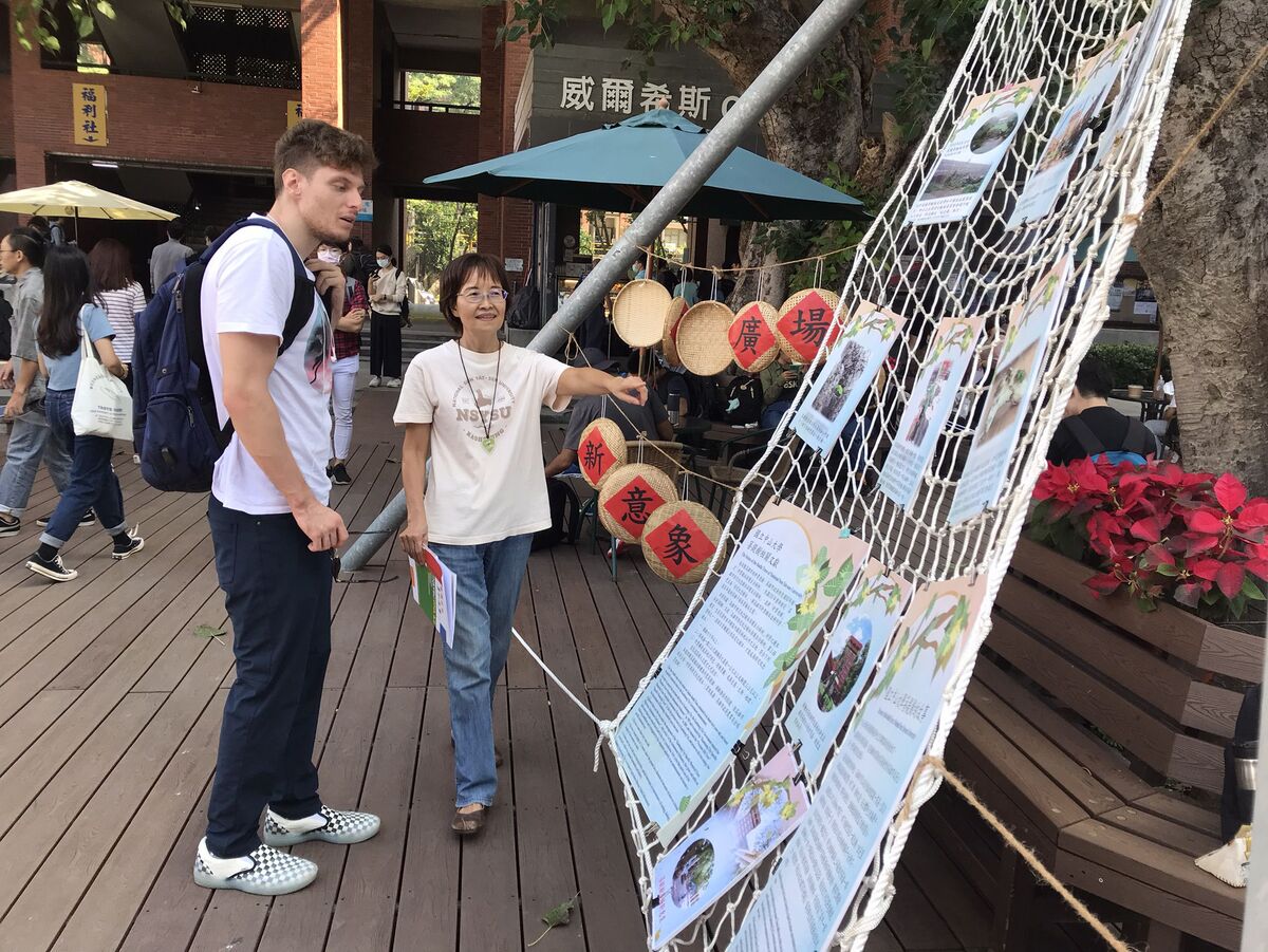 校慶系列報導》獲批建校公文重現　校史檔案菩提樹廣場展出圖片