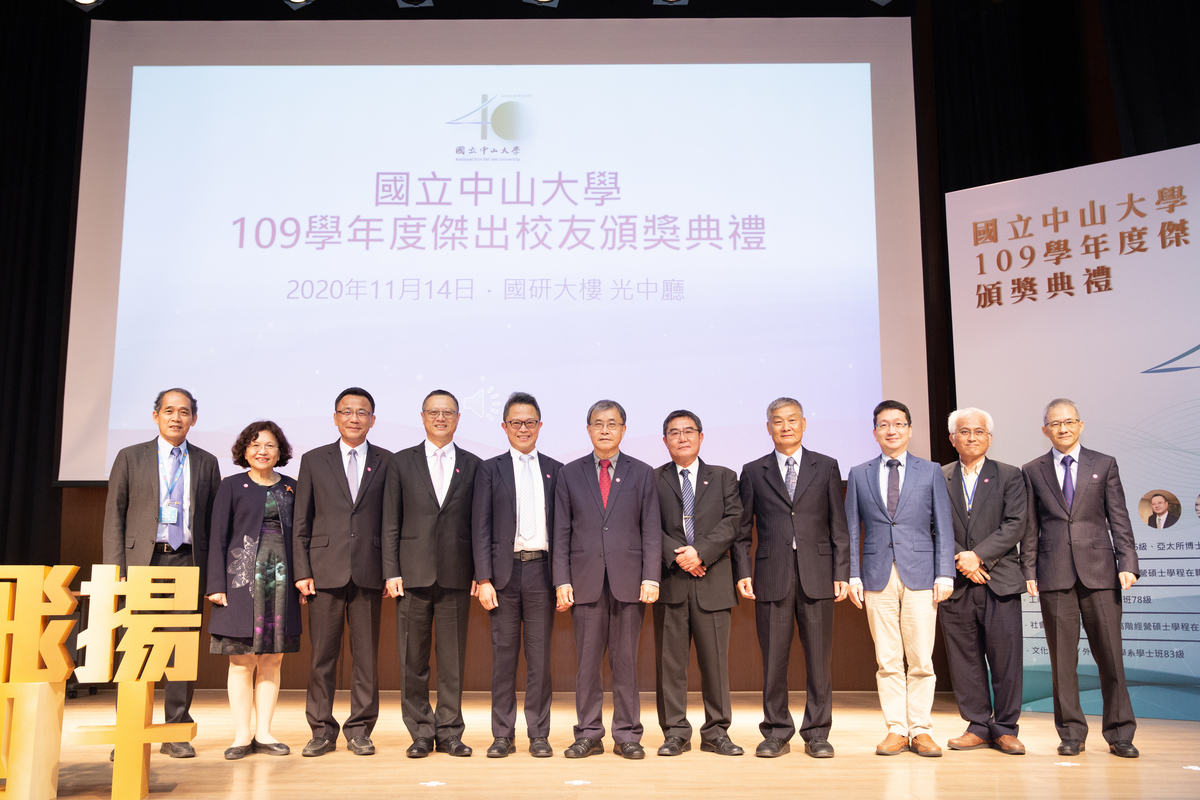 校內師長與109學年度傑出校友合影。圖片