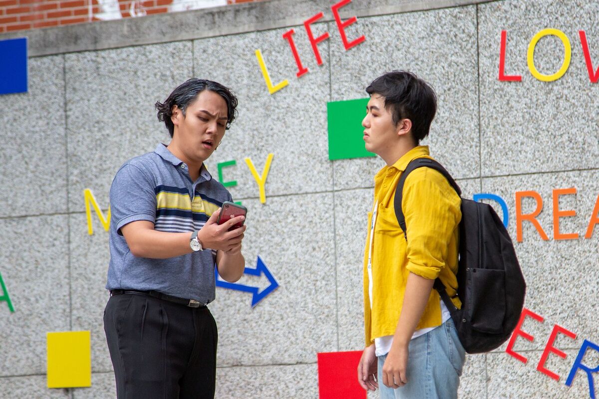 劇中父親（左，劇藝系大二劉俊宏飾）與兒子（右，劇藝系大三蔣永瀚飾）因科系問題起爭執。圖片