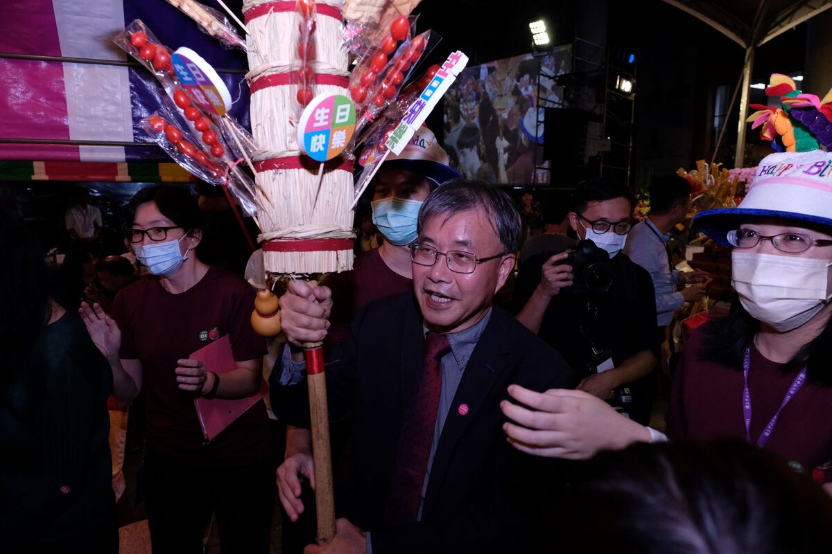 校長鄭英耀將生日快樂祝福獻給大家。圖片