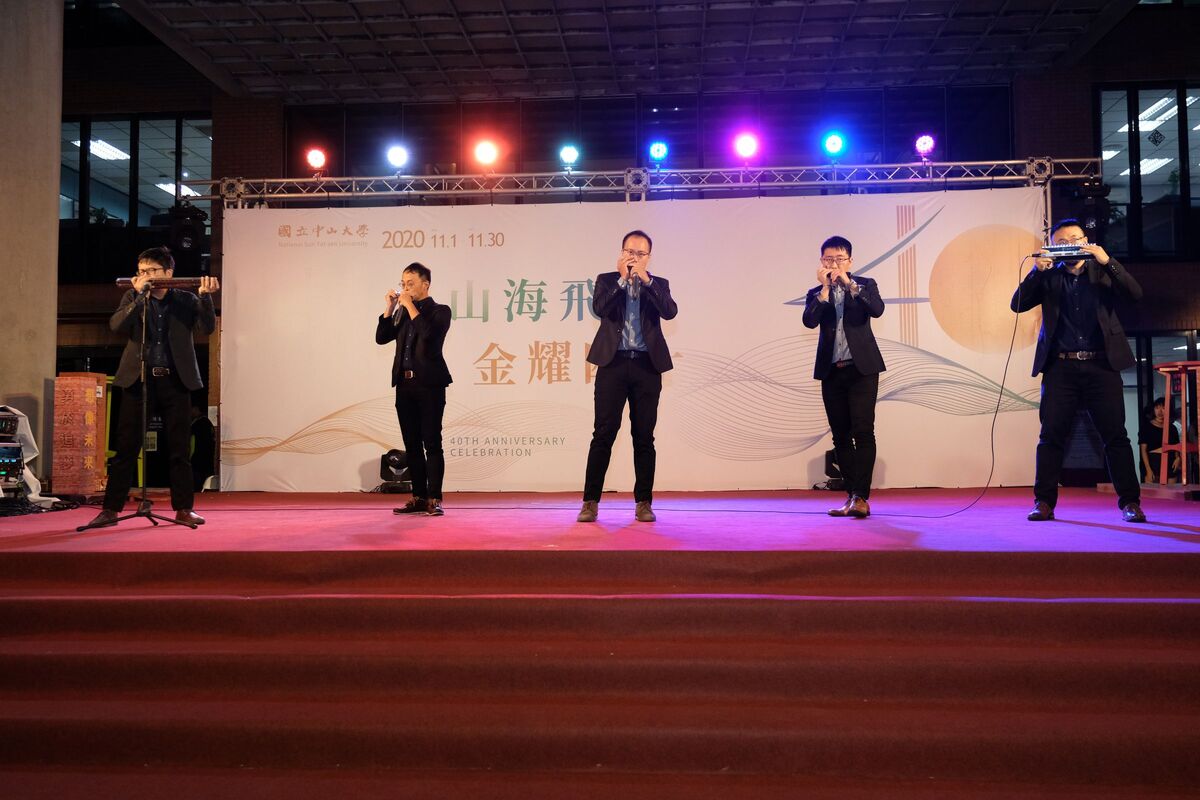 工學院通訊工程研究所助理教授陳彥銘(左一)除了教職，還有另一個身分，那就是世界比賽冠軍、「天狼星口琴樂團」團長，與團員帶來國際級專業演出。圖片