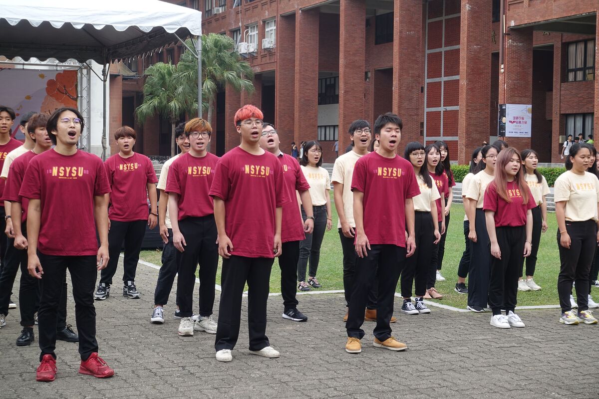 音樂系合唱團校園內合唱快閃圖片