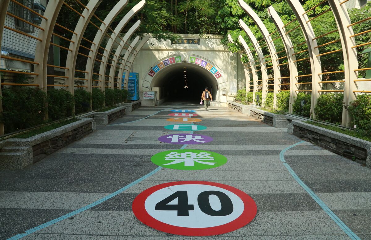 國立中山大學歡慶建校40週年，在西子灣隧道推出「中山四十隧·西灣大代誌」，入口處還有著斗大的「生日快樂40」，彩色版宛如彩繪大道，喜氣洋洋。圖片