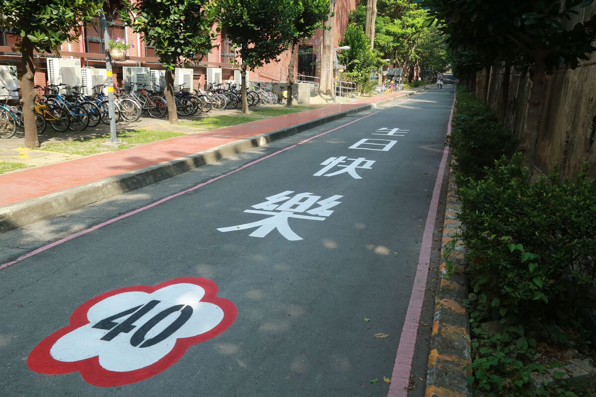 歡慶建校40週年，國立中山大學在校內16處道路上，繪製「生日快樂40」，歡迎民眾前來拍照打卡，感受中山生日的喜悅。圖片