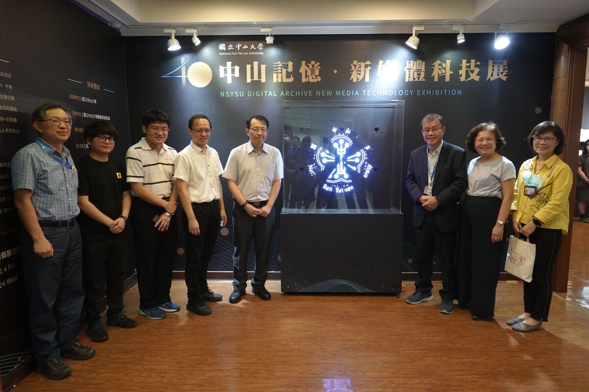 「中山記憶新媒體科技展」今天開展，現場推出中山新舊校徽風扇投影變化體驗。左起經濟學研究所李慶男所長、廠商、圖資處王友群副處長、工學院范俊逸院長、圖資處賴威光處長、鄭英耀校長、蔡秀芬副校長、楊靜利學務長。圖片