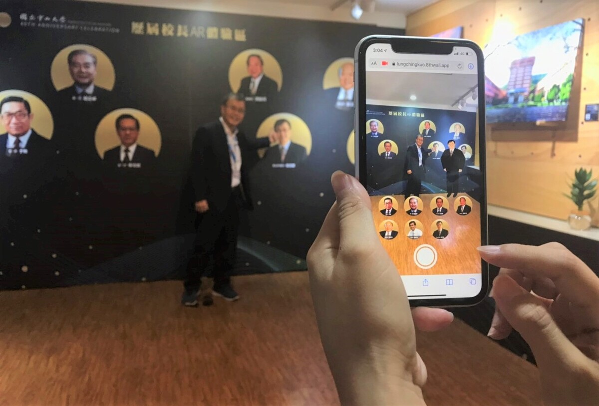 活動今天開展，中山師生下載「手繪Q版歷任校長AR軟體」，真人鄭英耀校長與Q版校長同時出現在手機螢幕上，趣味十足。圖片