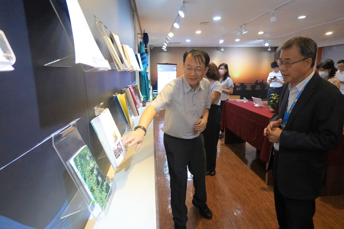 圖資處賴威光處長介紹出版品。右為中山大學校長鄭英耀。圖片