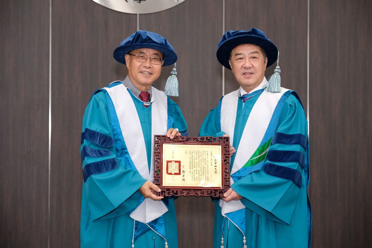 國立中山大學喜迎40週年校慶，今（14）日同時盛大舉行名譽博士授證典禮，由校長鄭英耀（左）頒授名譽管理學博士學位予舊振南食品股份有限公司董事長、中山大學傑出校友李雄慶（右）。圖片