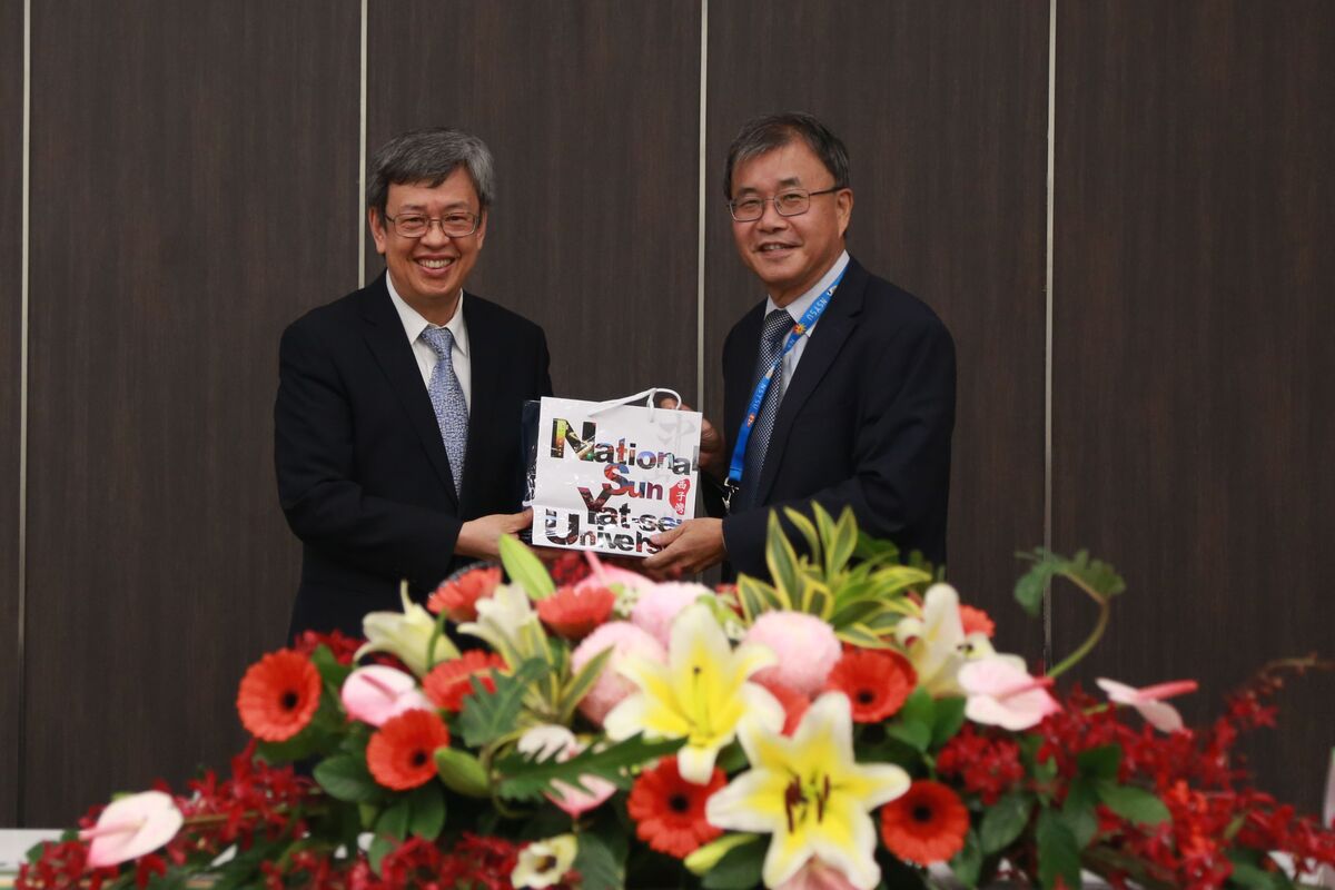 中山大學校長鄭英耀(右)致贈前副總統、中央研究院院士陳建仁(左)紀念品。圖片