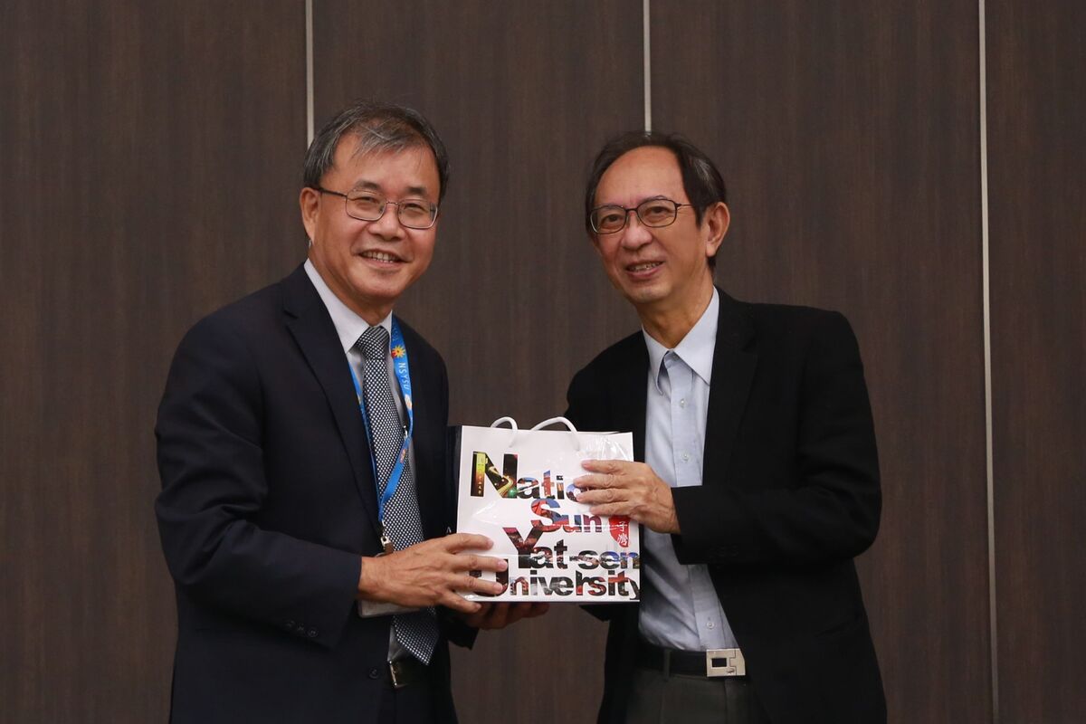 中山大學校長鄭英耀(左)致贈中央研究院院士陳仲瑄(右)紀念品。圖片