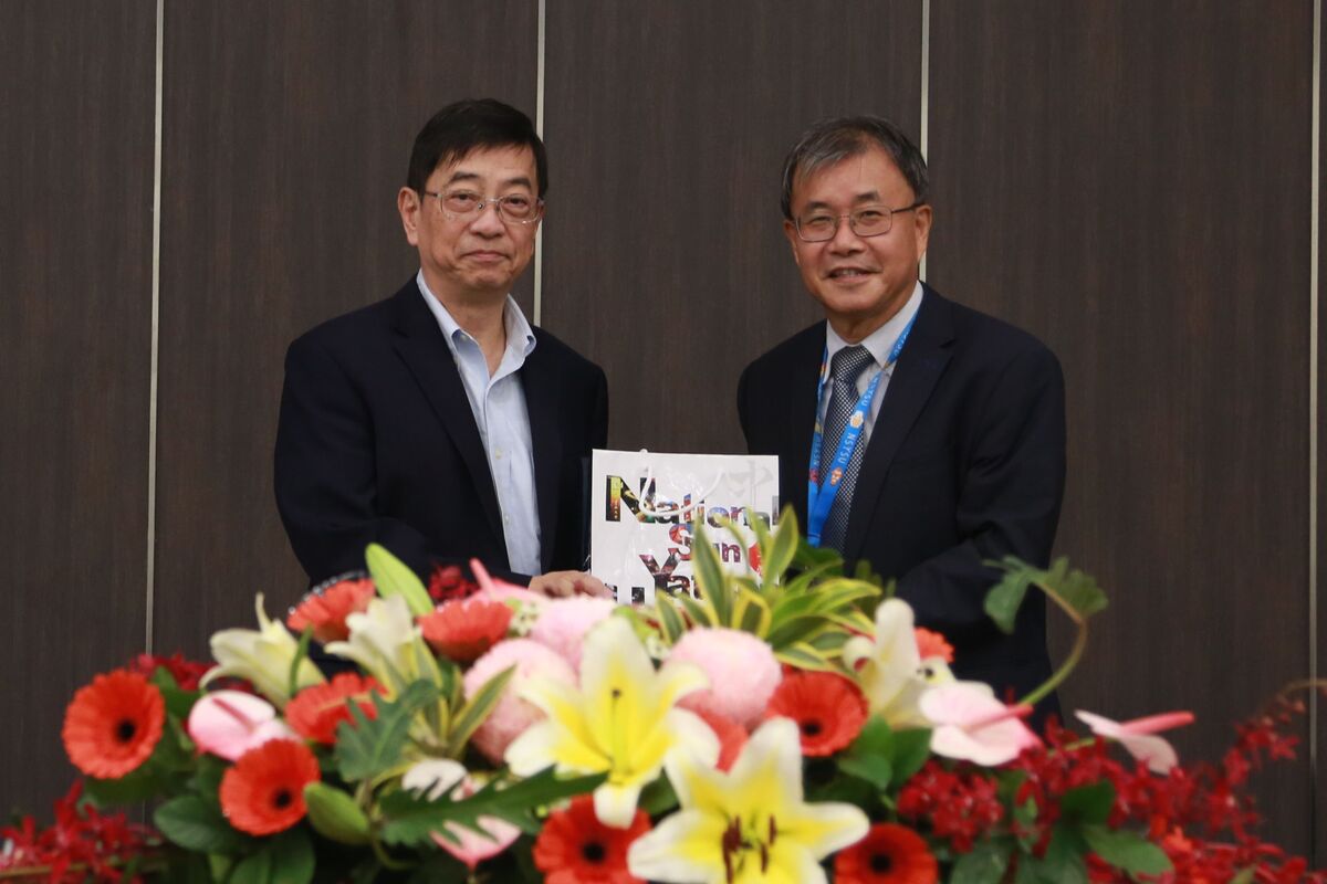 中山大學校長鄭英耀(右)致贈中央研究院院士李定國(左)紀念品。圖片